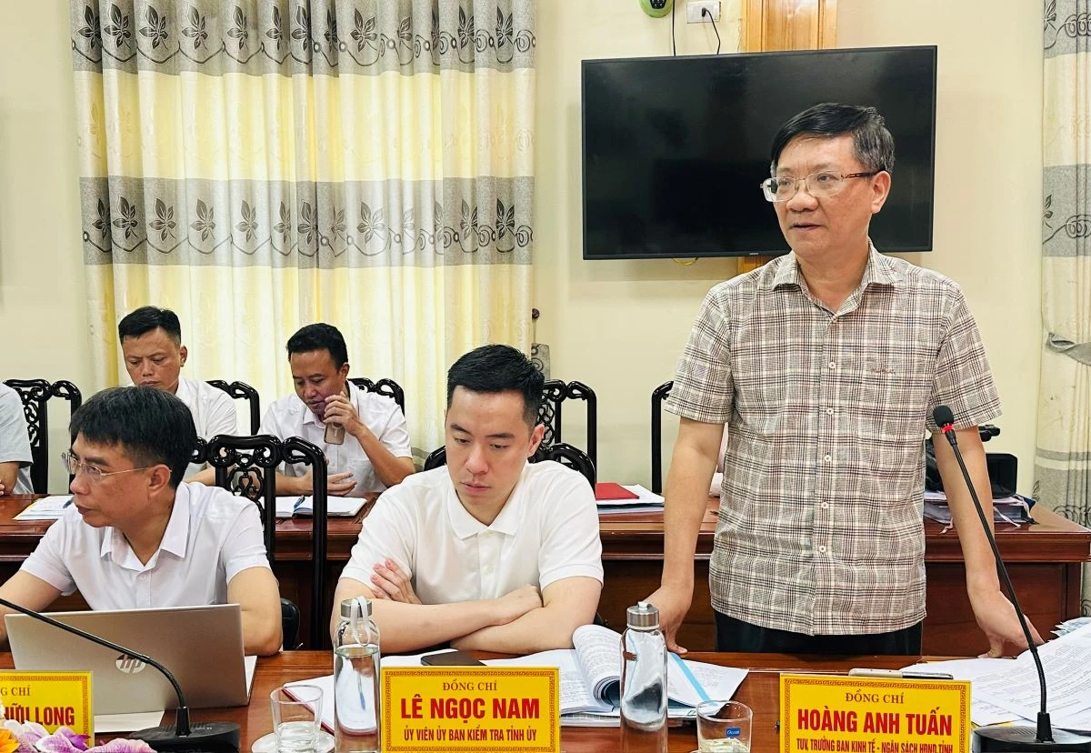 Phó Chủ tịch Thường trực HĐND tỉnh Lê Tiến Lam kiểm tra việc thực hiện chính quyền địa phương 2 cấp