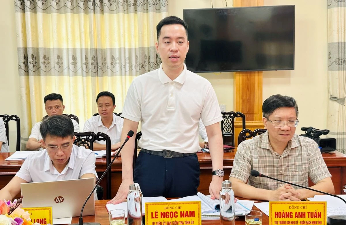 Phó Chủ tịch Thường trực HĐND tỉnh Lê Tiến Lam kiểm tra việc thực hiện chính quyền địa phương 2 cấp