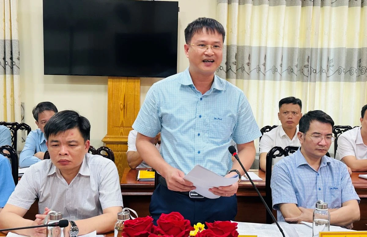 Phó Chủ tịch Thường trực HĐND tỉnh Lê Tiến Lam kiểm tra việc thực hiện chính quyền địa phương 2 cấp