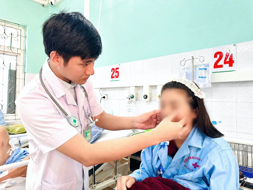 Bác sĩ tích cực điều trị các bệnh nhân nghi ngộ độc do ăn bọ xít rừng