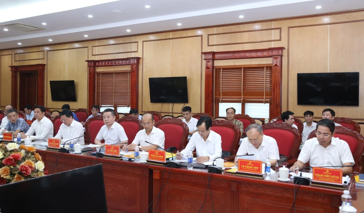 Chủ tịch UBND tỉnh Nguyễn Hoài Anh kiểm tra việc thực hiện chính quyền địa phương 2 cấp tại các xã, phường