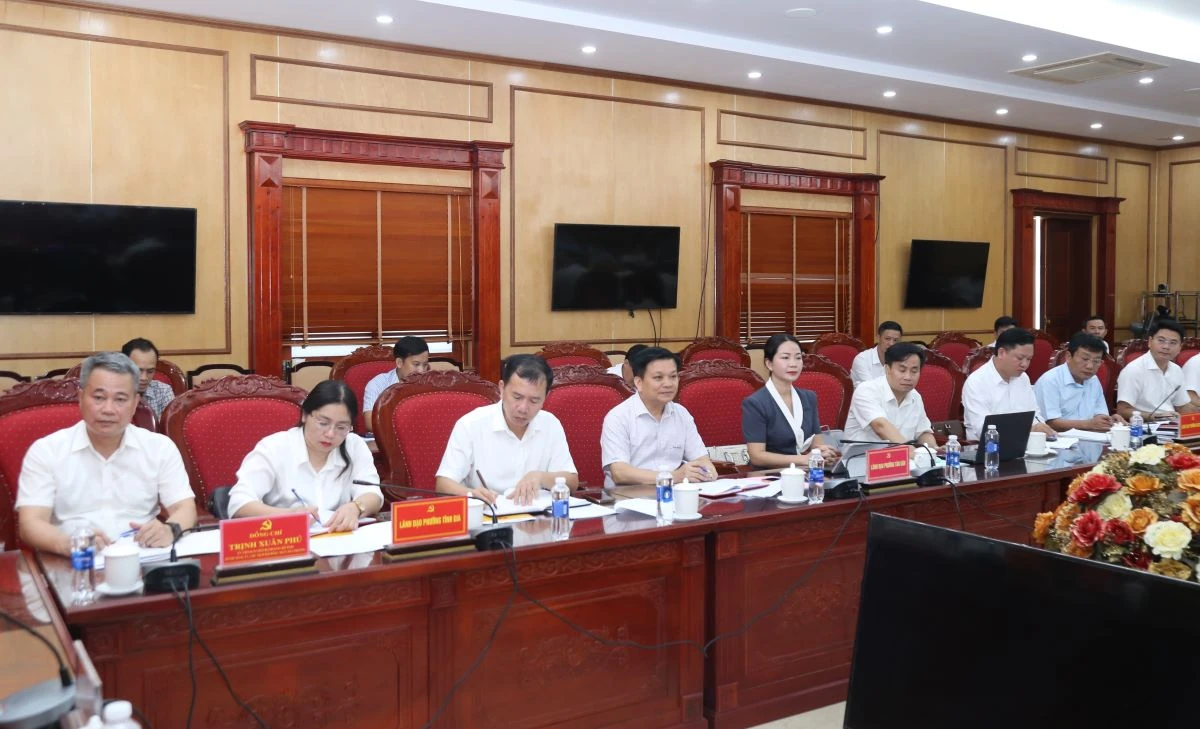 Chủ tịch UBND tỉnh Nguyễn Hoài Anh kiểm tra việc thực hiện chính quyền địa phương 2 cấp tại các xã, phường