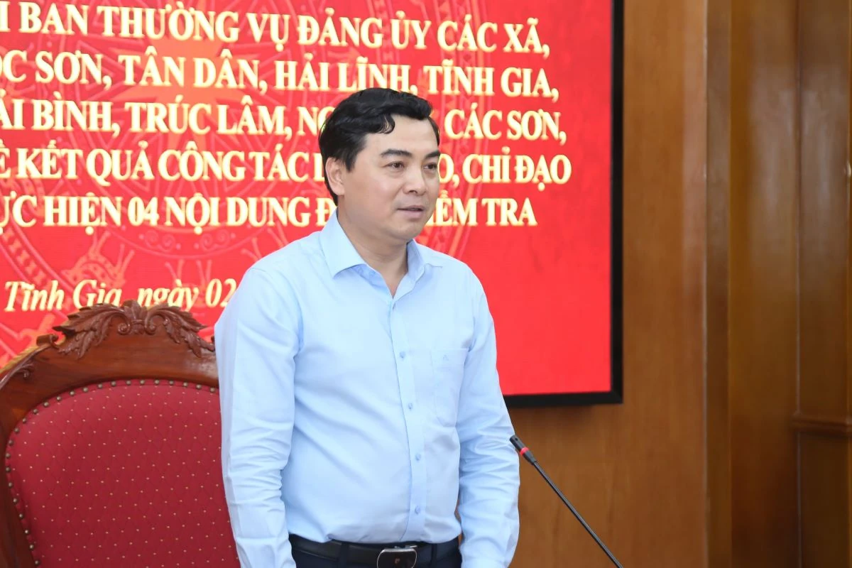 Chủ tịch UBND tỉnh Nguyễn Hoài Anh kiểm tra việc thực hiện chính quyền địa phương 2 cấp tại các xã, phường