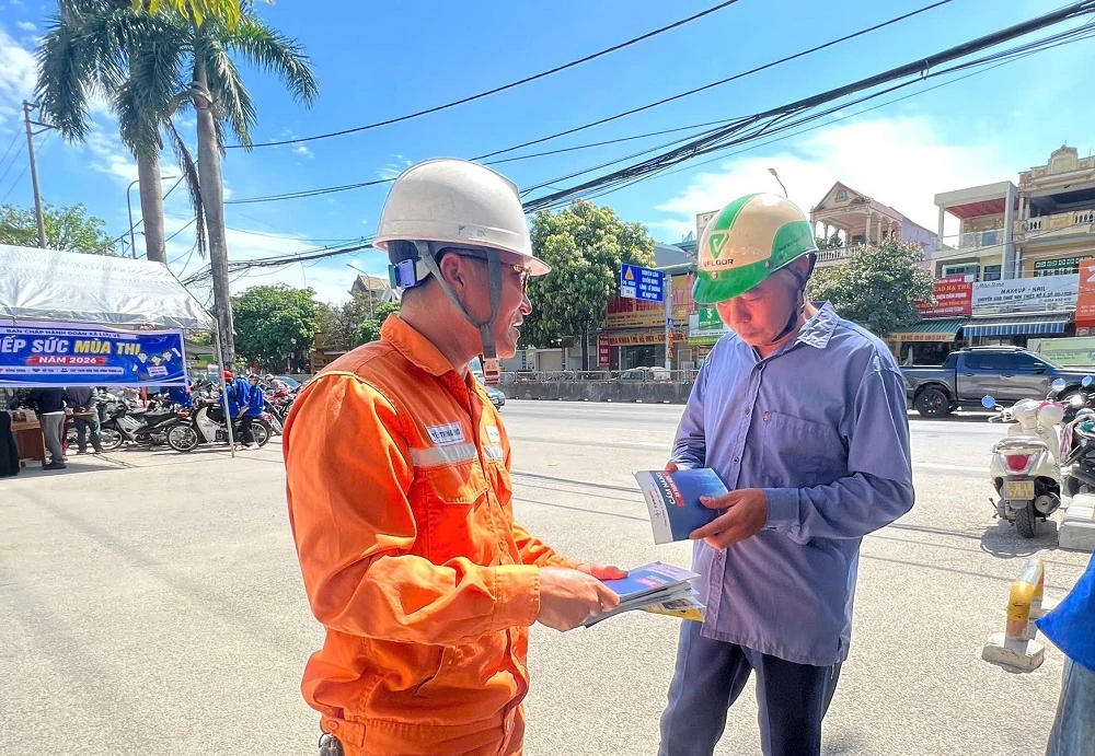 Cán bộ, nhân viên ngành điện đồng hành cùng các sĩ tử