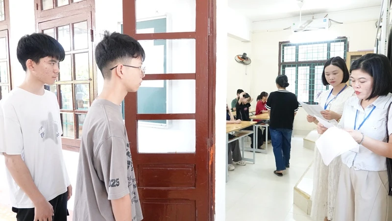 Thanh Hóa: Thí sinh làm thủ tục dự thi vào lớp 10 công lập đông nhất từ trước đến nay
