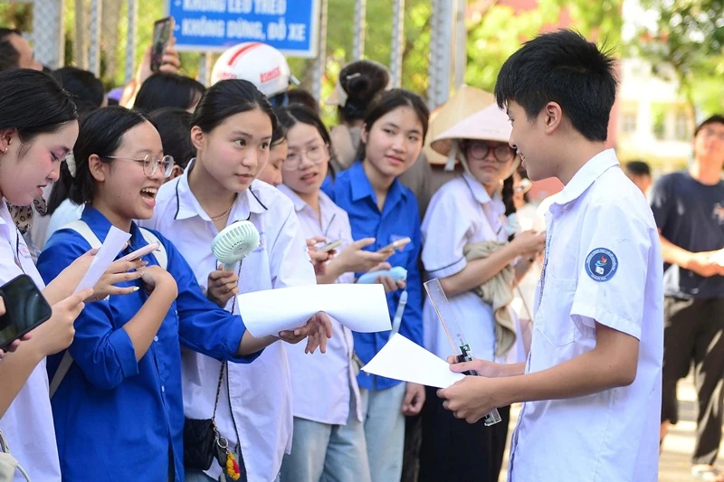 Tỷ lệ thí sinh dự thi các môn chuyên vào lớp 10 THPT Chuyên Lam Sơn đạt 99,92%