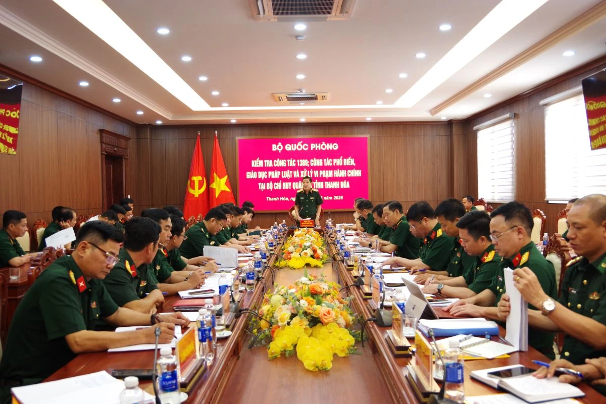 Thượng tướng Nguyễn Văn Gấu làm việc tại Bộ CHQS tỉnh Thanh Hóa