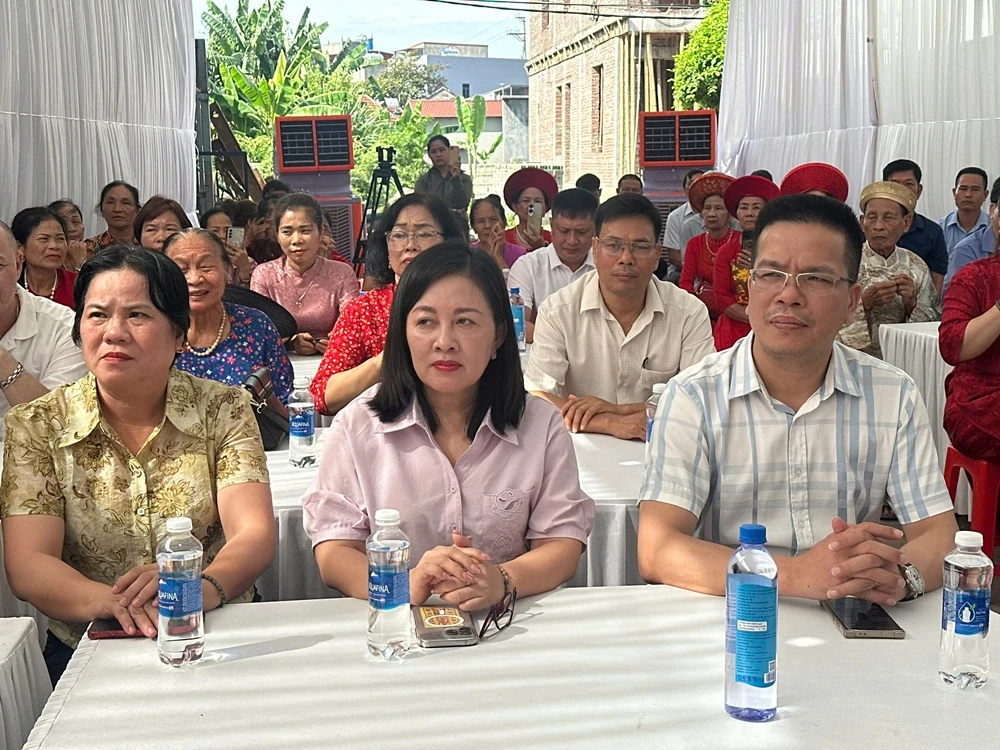 Hội Di sản Văn hóa và Cổ vật Thanh Hóa đúc trống đồng, súng thần công trao tặng tỉnh Quảng Trị