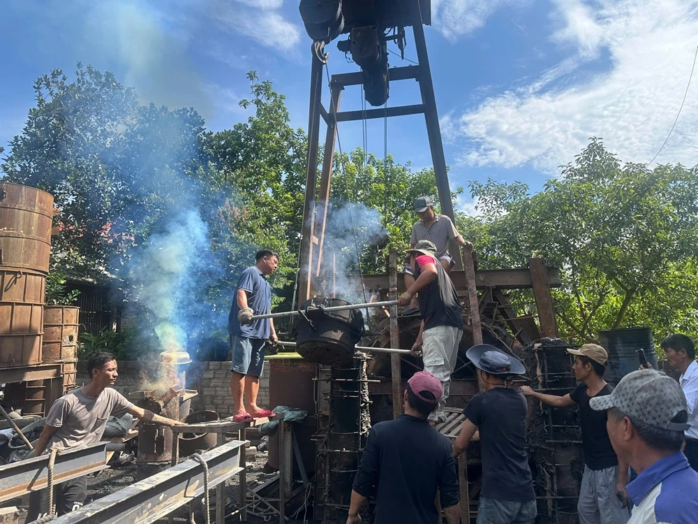 Hội Di sản Văn hóa và Cổ vật Thanh Hóa đúc trống đồng, súng thần công trao tặng tỉnh Quảng Trị