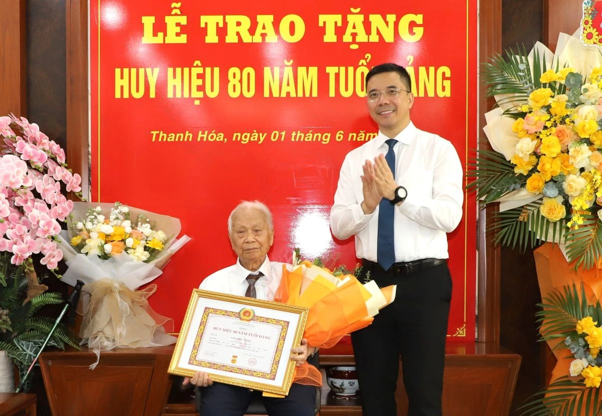 Trao tặng Huy hiệu 80 năm tuổi Đảng cho đảng viên Văn Như Tước