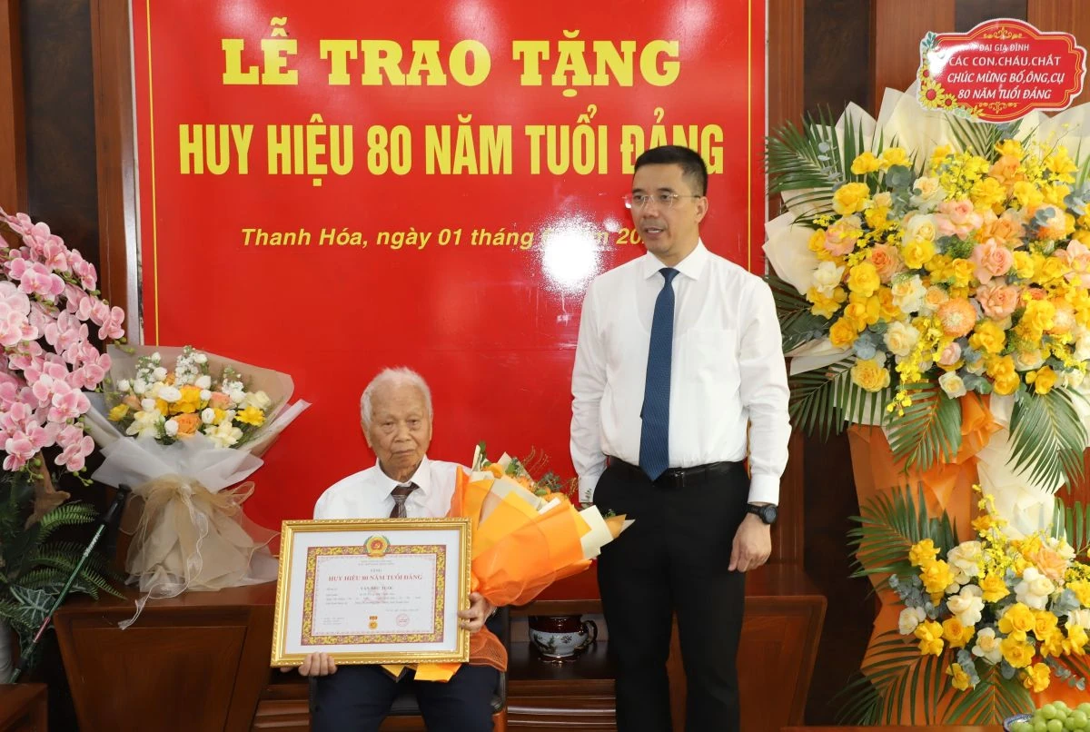 Trao tặng Huy hiệu 80 năm tuổi Đảng cho đảng viên Văn Như Tước