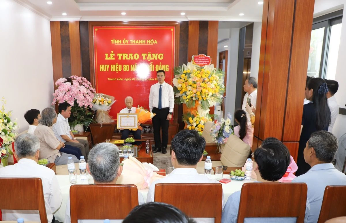 Trao tặng Huy hiệu 80 năm tuổi Đảng cho đảng viên Văn Như Tước