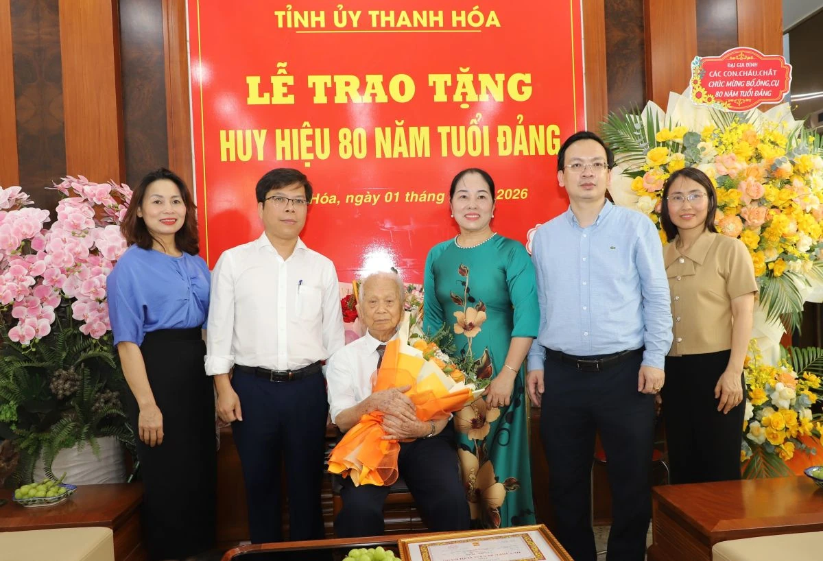 Trao tặng Huy hiệu 80 năm tuổi Đảng cho đảng viên Văn Như Tước