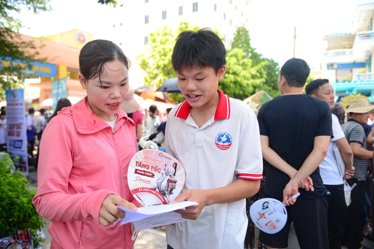 Phụ huynh đội nắng chờ con thi vào lớp 10