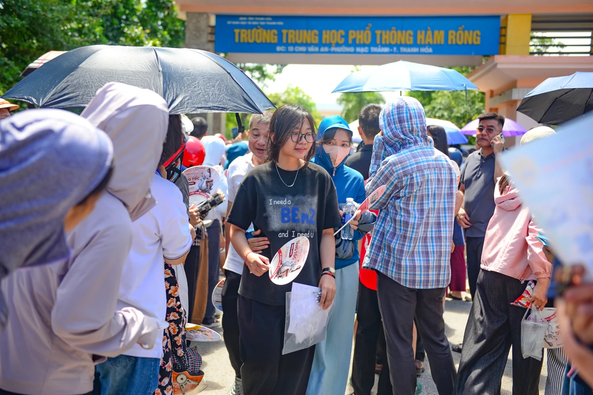 Phụ huynh đội nắng chờ con thi vào lớp 10