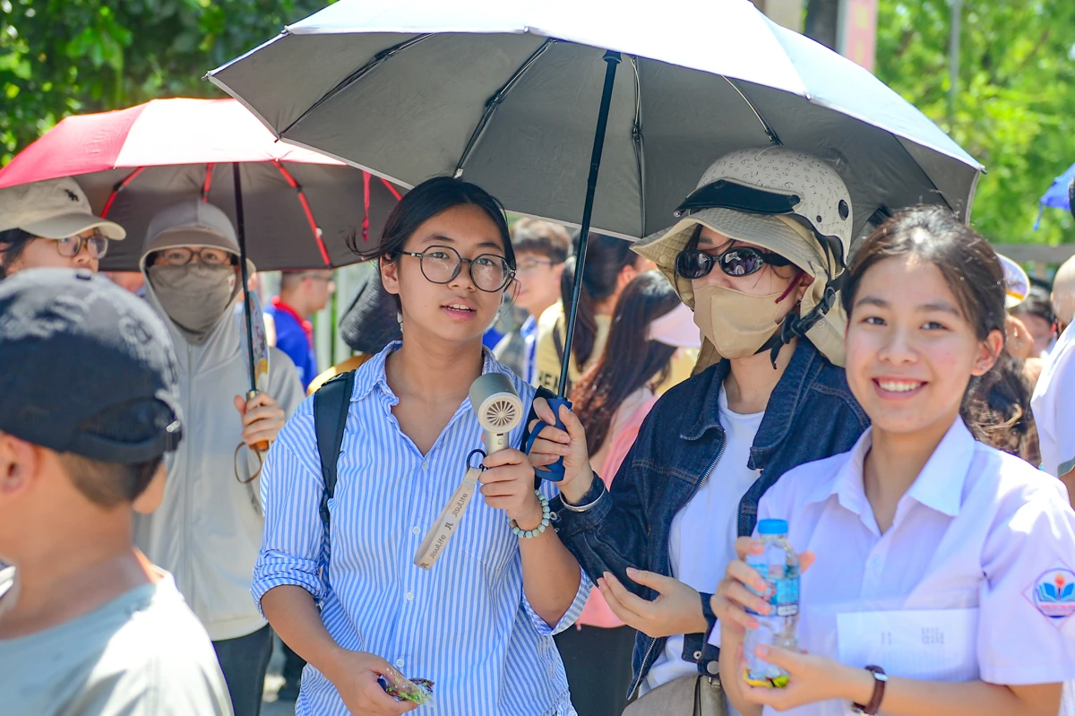 Phụ huynh đội nắng chờ con thi vào lớp 10