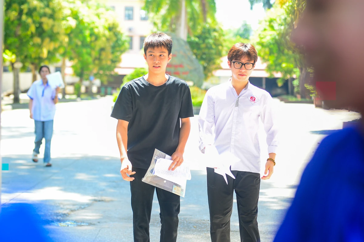 Phụ huynh đội nắng chờ con thi vào lớp 10