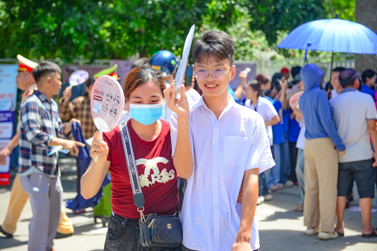Phụ huynh đội nắng chờ con thi vào lớp 10