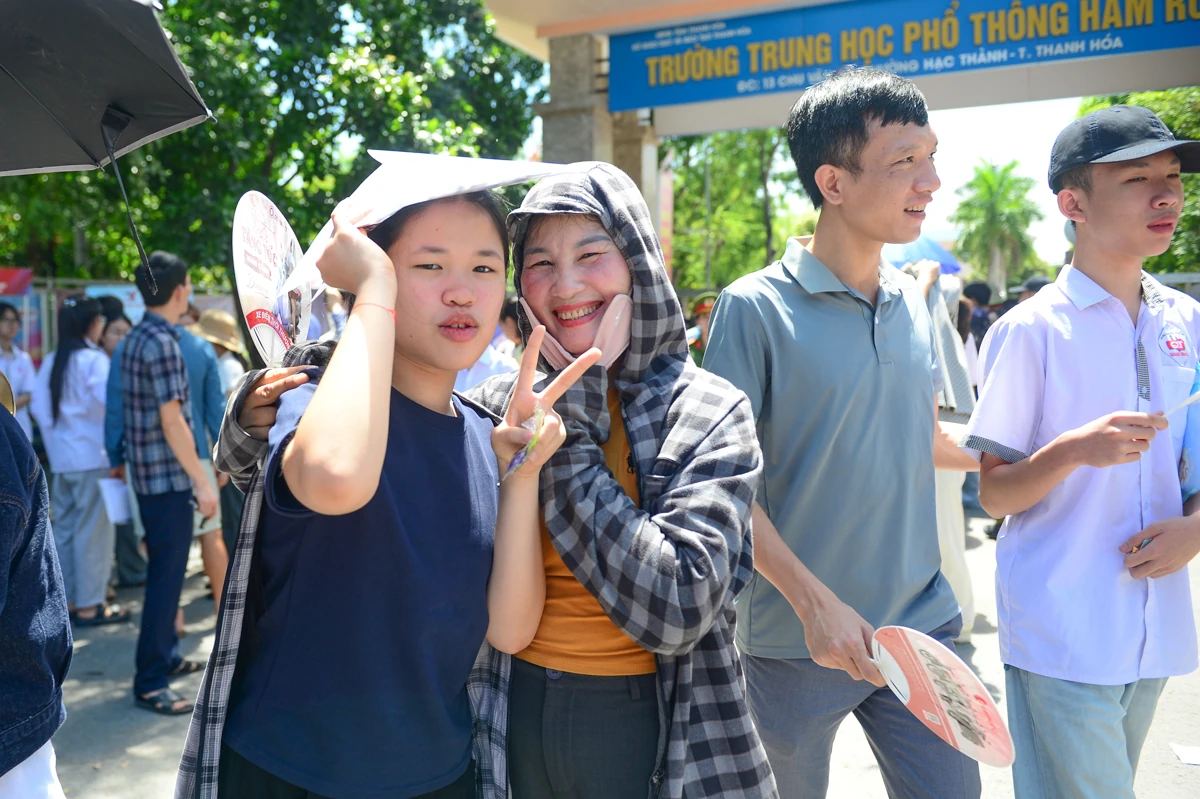 Phụ huynh đội nắng chờ con thi vào lớp 10