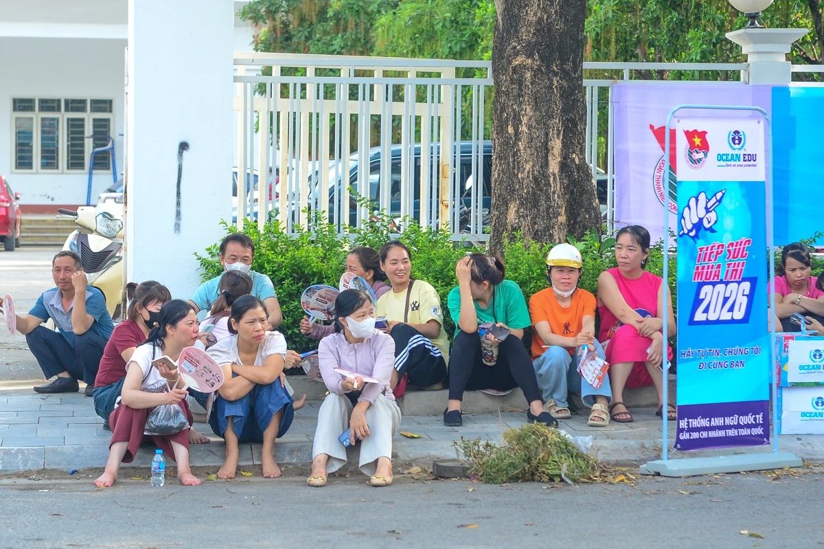 Phụ huynh đội nắng chờ con thi vào lớp 10