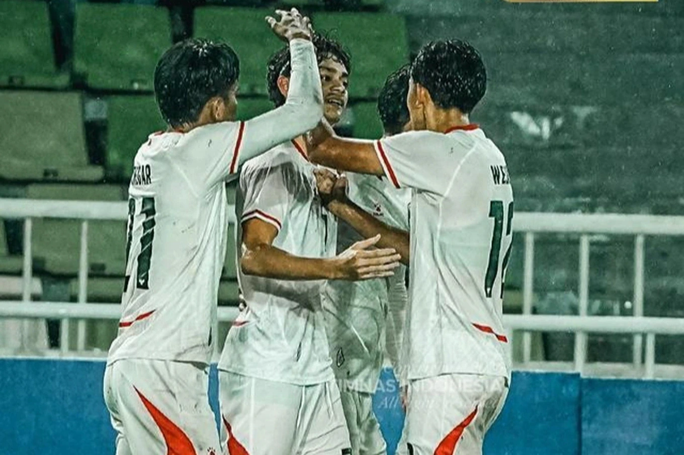 Tuyển Việt Nam chọn sân Mỹ Đình làm “pháo đài” tại ASEAN Cup 2026; Nhà Glazer cân nhắc bán MU