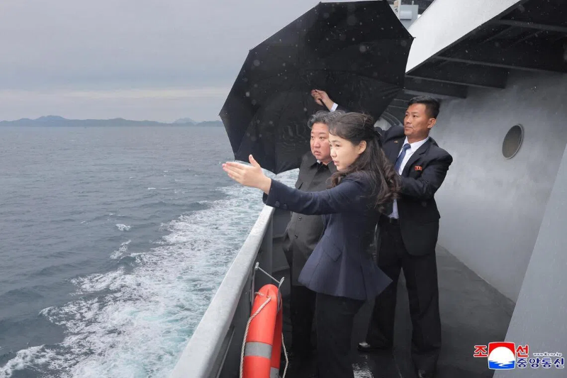 Ông Kim Jong Un lệnh đưa bộ đôi chiến hạm cỡ lớn vào trực chiến