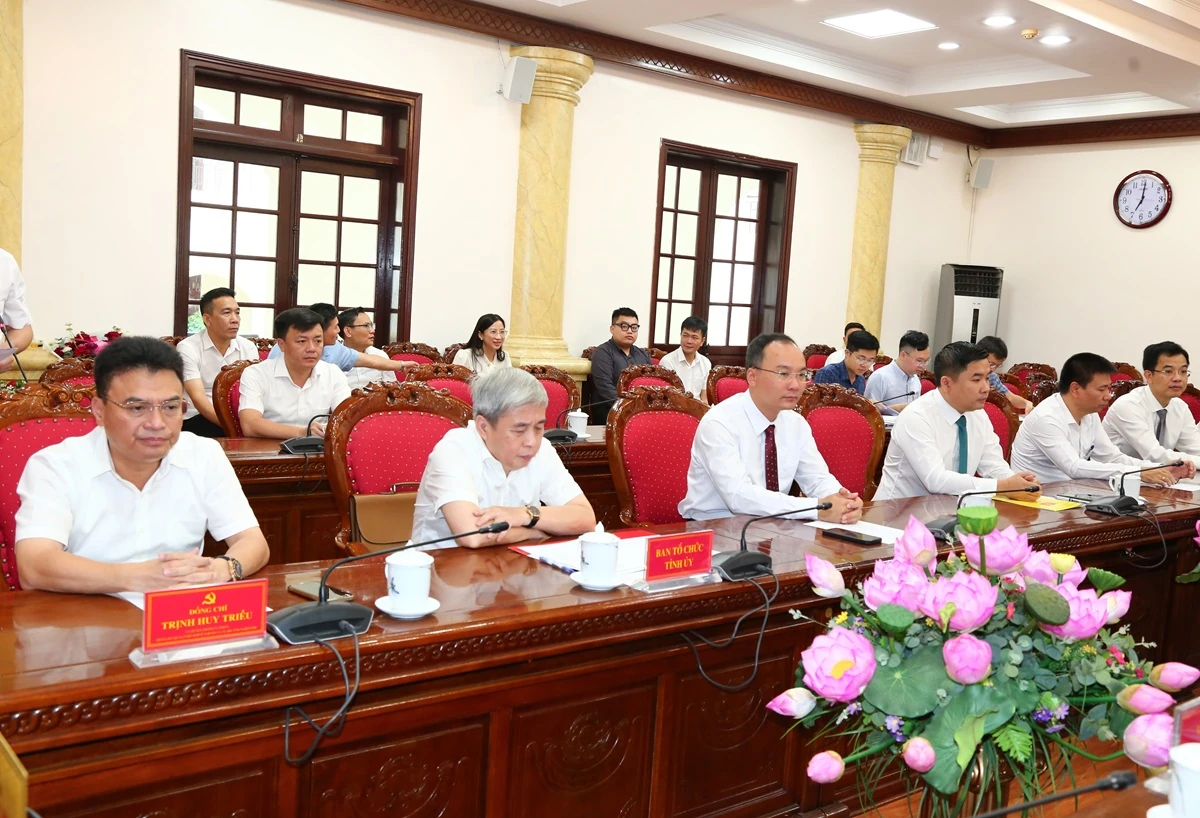 Công bố và trao Quyết định của Ban Thường vụ Tỉnh ủy Thanh Hóa về công tác cán bộ