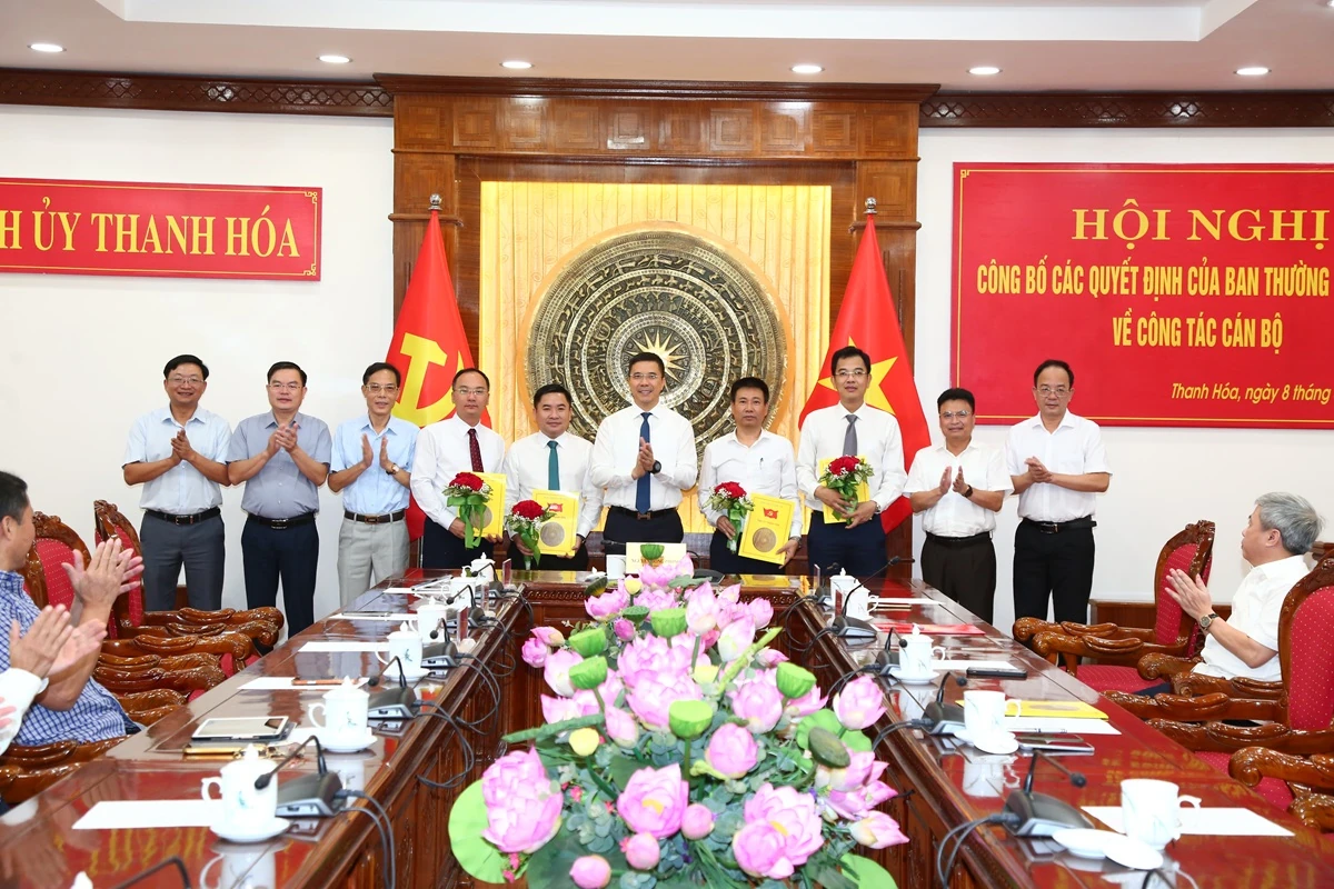 Công bố và trao Quyết định của Ban Thường vụ Tỉnh ủy Thanh Hóa về công tác cán bộ
