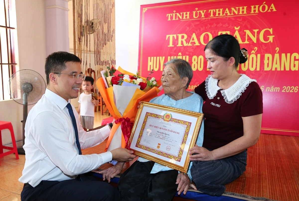 Trao tặng Huy hiệu 80 năm tuổi Đảng cho đảng viên Phạm Thị Khang