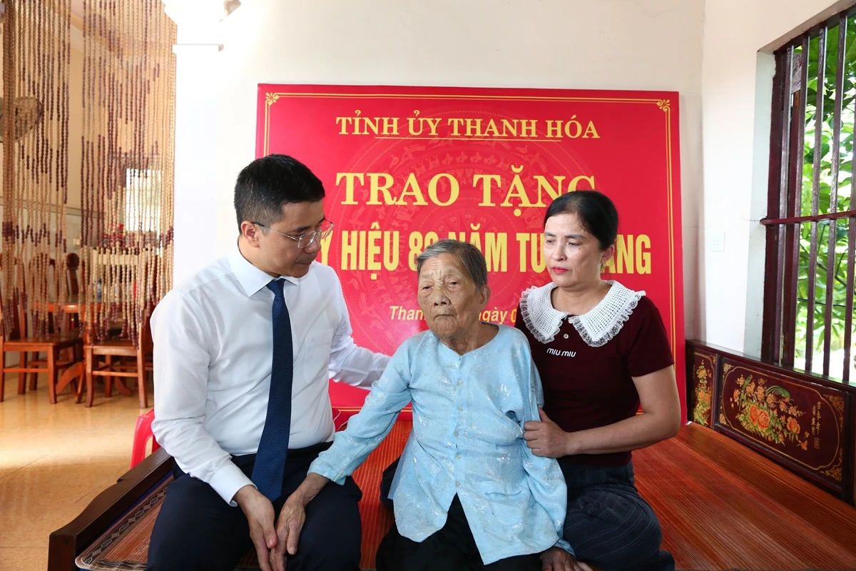 Trao tặng Huy hiệu 80 năm tuổi Đảng cho đảng viên Phạm Thị Khang