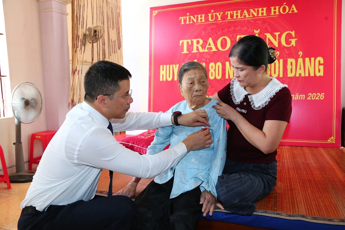 Trao tặng Huy hiệu 80 năm tuổi Đảng cho đảng viên Phạm Thị Khang