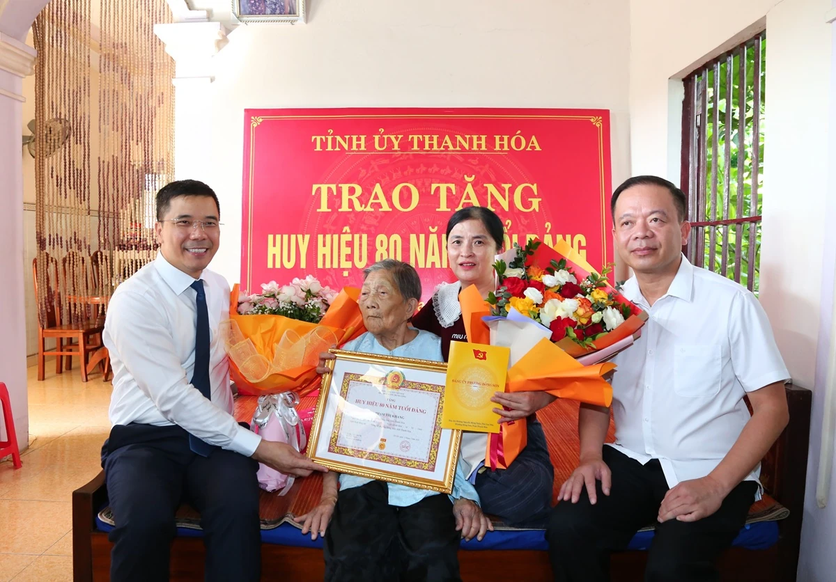 Trao tặng Huy hiệu 80 năm tuổi Đảng cho đảng viên Phạm Thị Khang