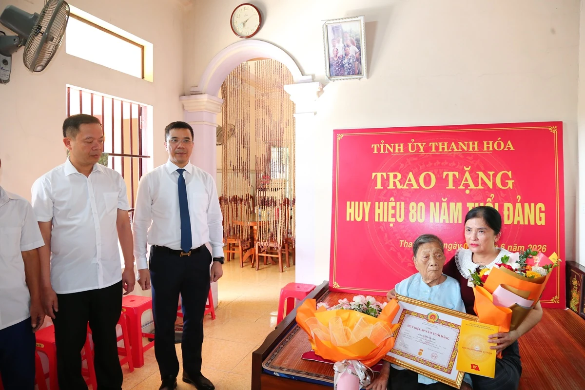 Trao tặng Huy hiệu 80 năm tuổi Đảng cho đảng viên Phạm Thị Khang