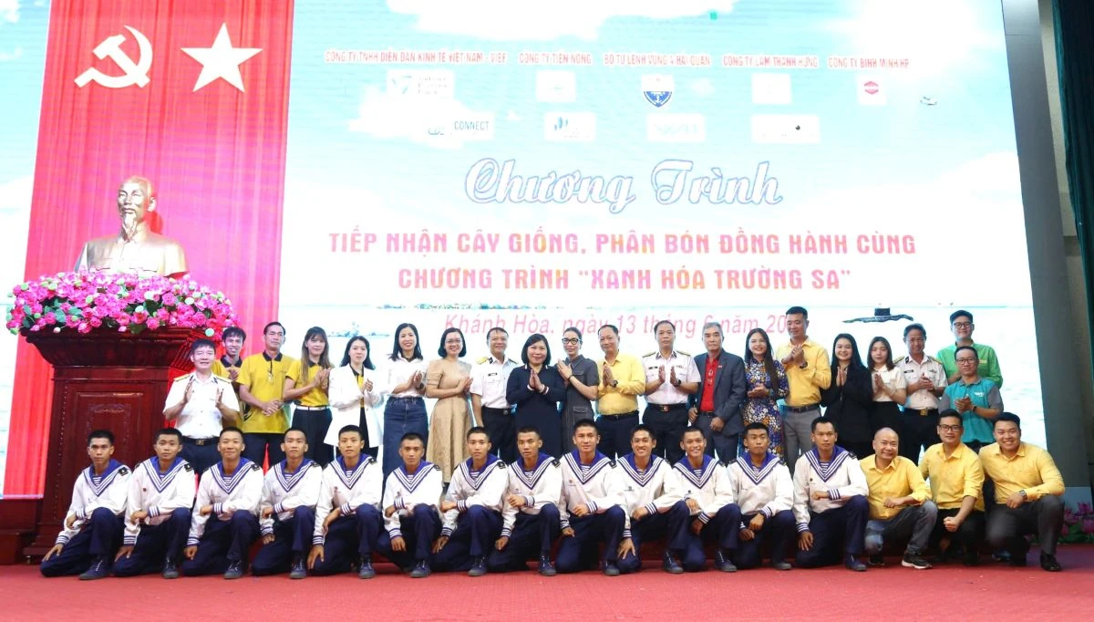 Trao 230 tấn phân bón, chung tay “Xanh hóa Trường Sa”