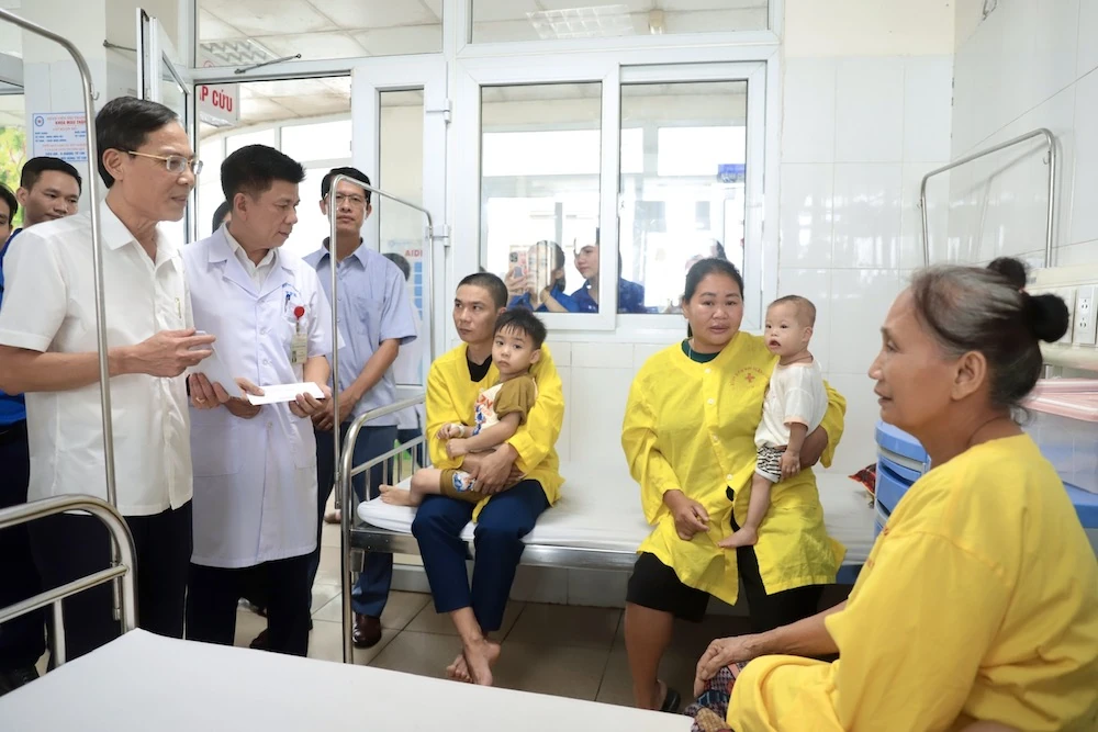 Phó Chủ tịch UBND tỉnh Đầu Thanh Tùng thăm, tặng quà trẻ em tại Bệnh viện Nhi Thanh Hóa