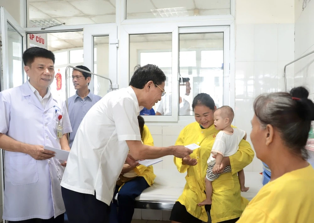 Phó Chủ tịch UBND tỉnh Đầu Thanh Tùng thăm, tặng quà trẻ em tại Bệnh viện Nhi Thanh Hóa