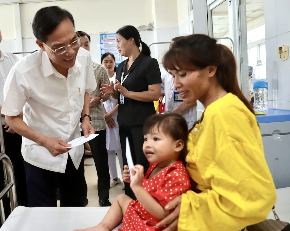 Phó Chủ tịch UBND tỉnh Đầu Thanh Tùng thăm, tặng quà trẻ em tại Bệnh viện Nhi Thanh Hóa
