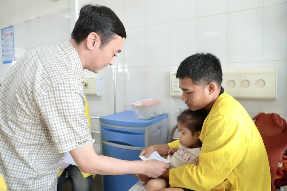 Phó Chủ tịch UBND tỉnh Đầu Thanh Tùng thăm, tặng quà trẻ em tại Bệnh viện Nhi Thanh Hóa