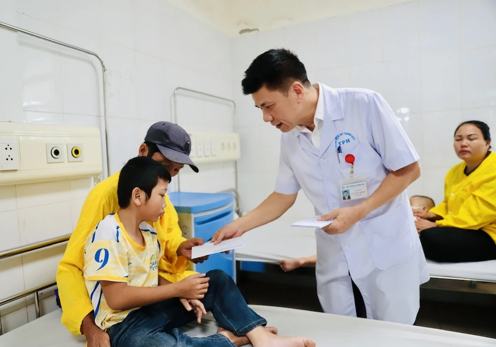 Phó Chủ tịch UBND tỉnh Đầu Thanh Tùng thăm, tặng quà trẻ em tại Bệnh viện Nhi Thanh Hóa