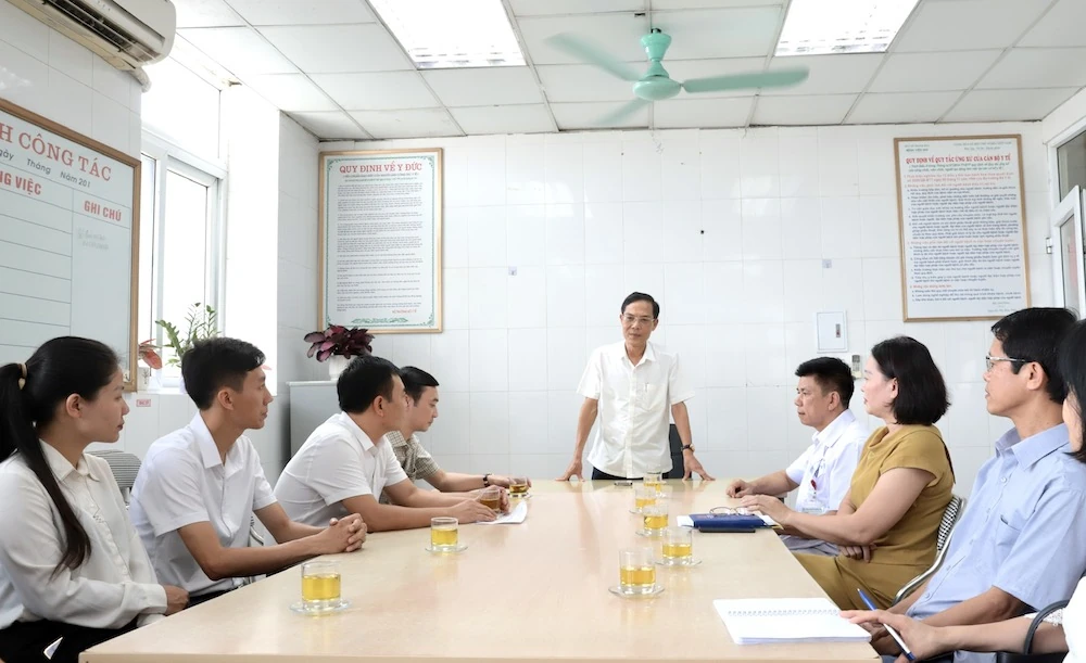 Phó Chủ tịch UBND tỉnh Đầu Thanh Tùng thăm, tặng quà trẻ em tại Bệnh viện Nhi Thanh Hóa