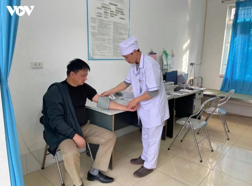 Trạm y tế cấp xã có tối thiểu 2 người/phiên trực, trong đó có 1 bác sĩ/y sĩ