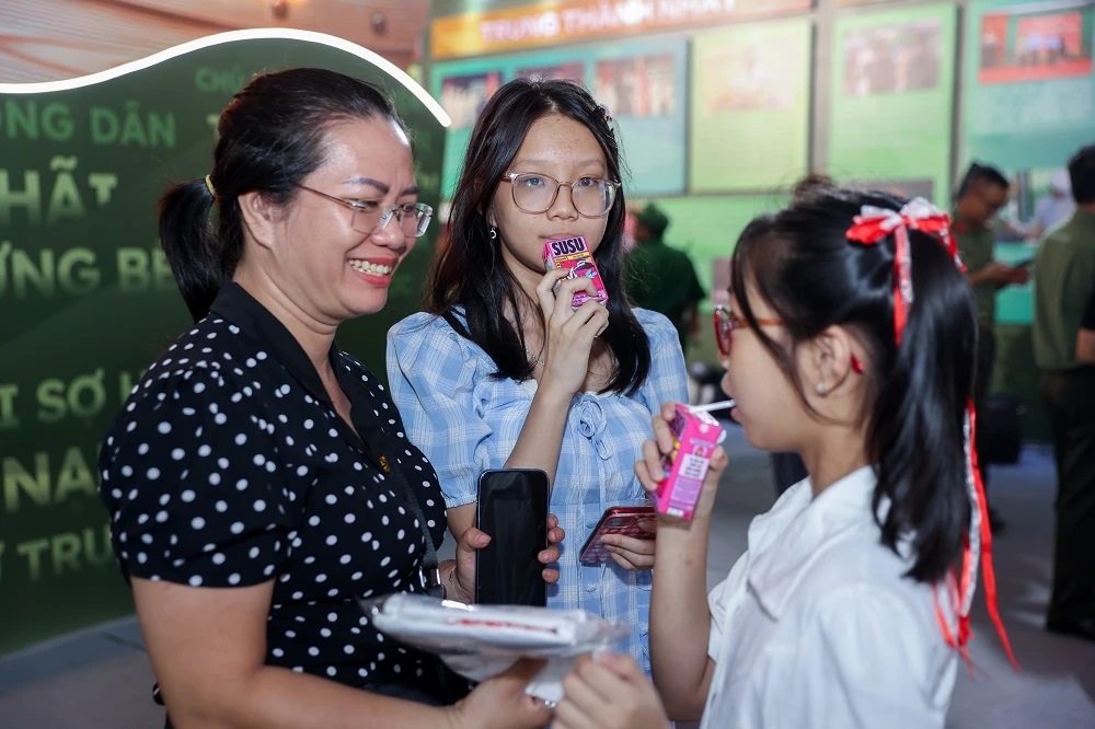 Vinamilk mang đến những trạm tiếp năng lượng giữa Gala “Tổ quốc bình yên”