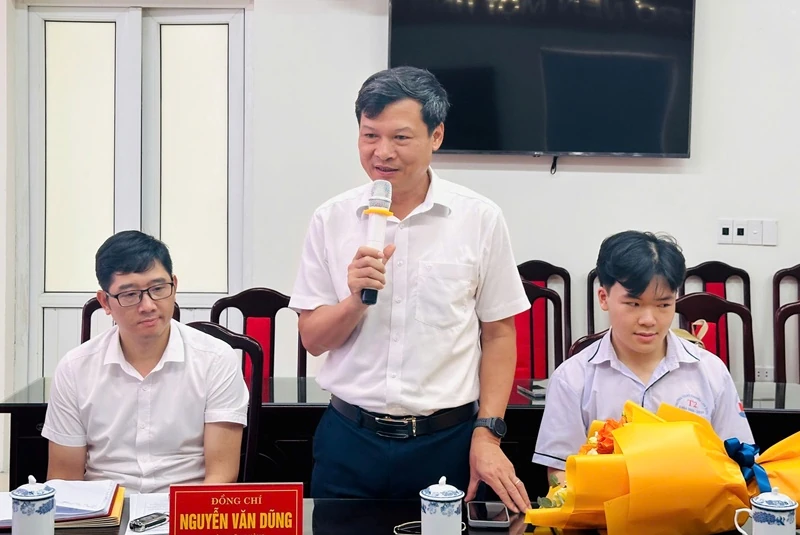 Khen thưởng học sinh Trường THPT Chuyên Lam Sơn đoạt Huy chương Đồng APMO 2026