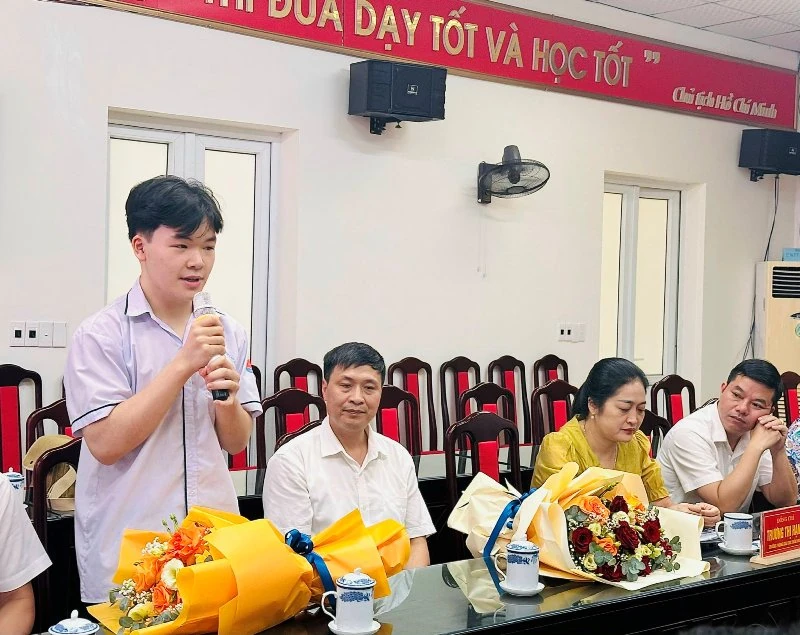 Khen thưởng học sinh Trường THPT Chuyên Lam Sơn đoạt Huy chương Đồng APMO 2026