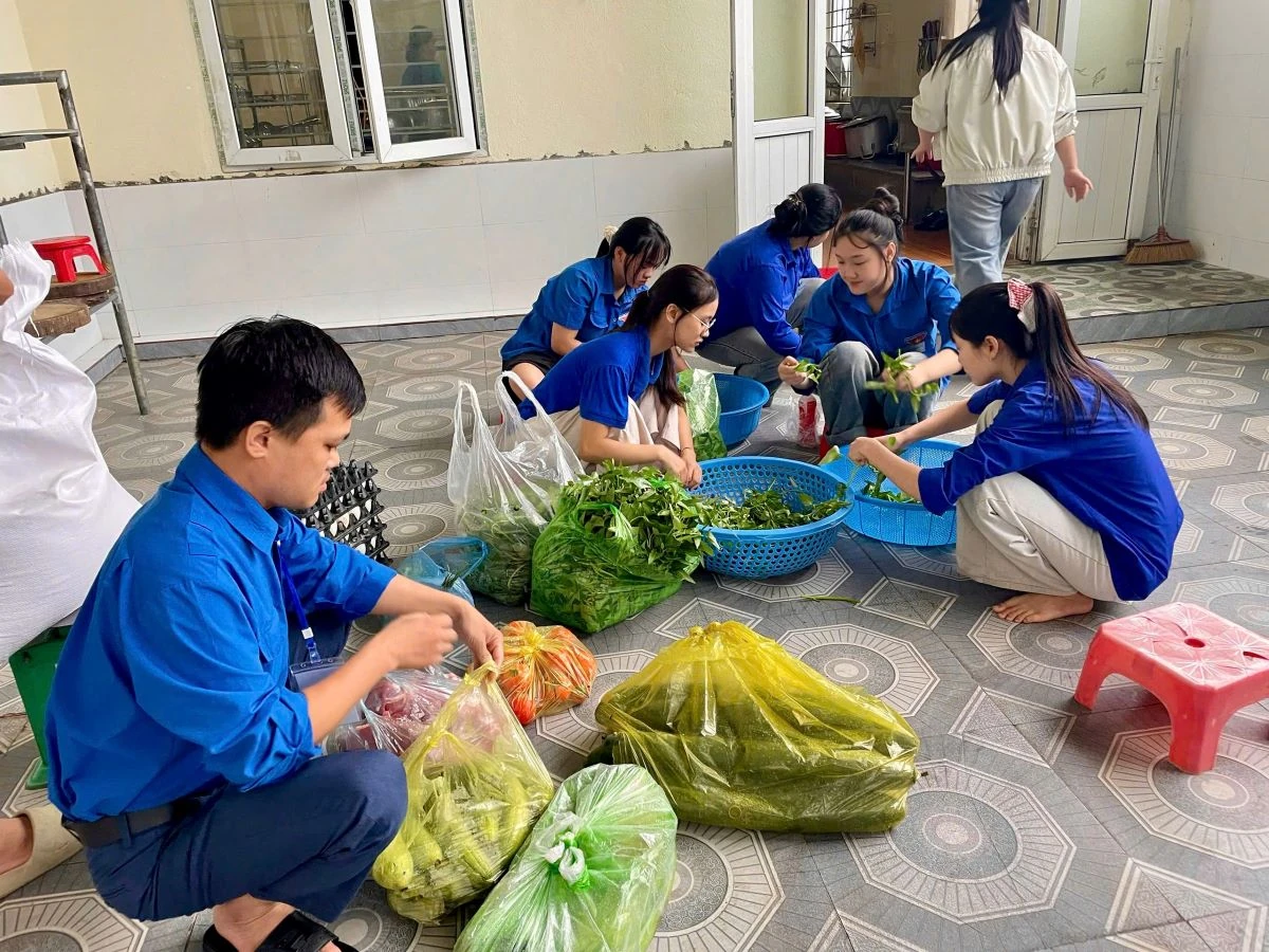 Hỗ trợ gần 1.000 suất ăn miễn phí cho thí sinh và phụ huynh
