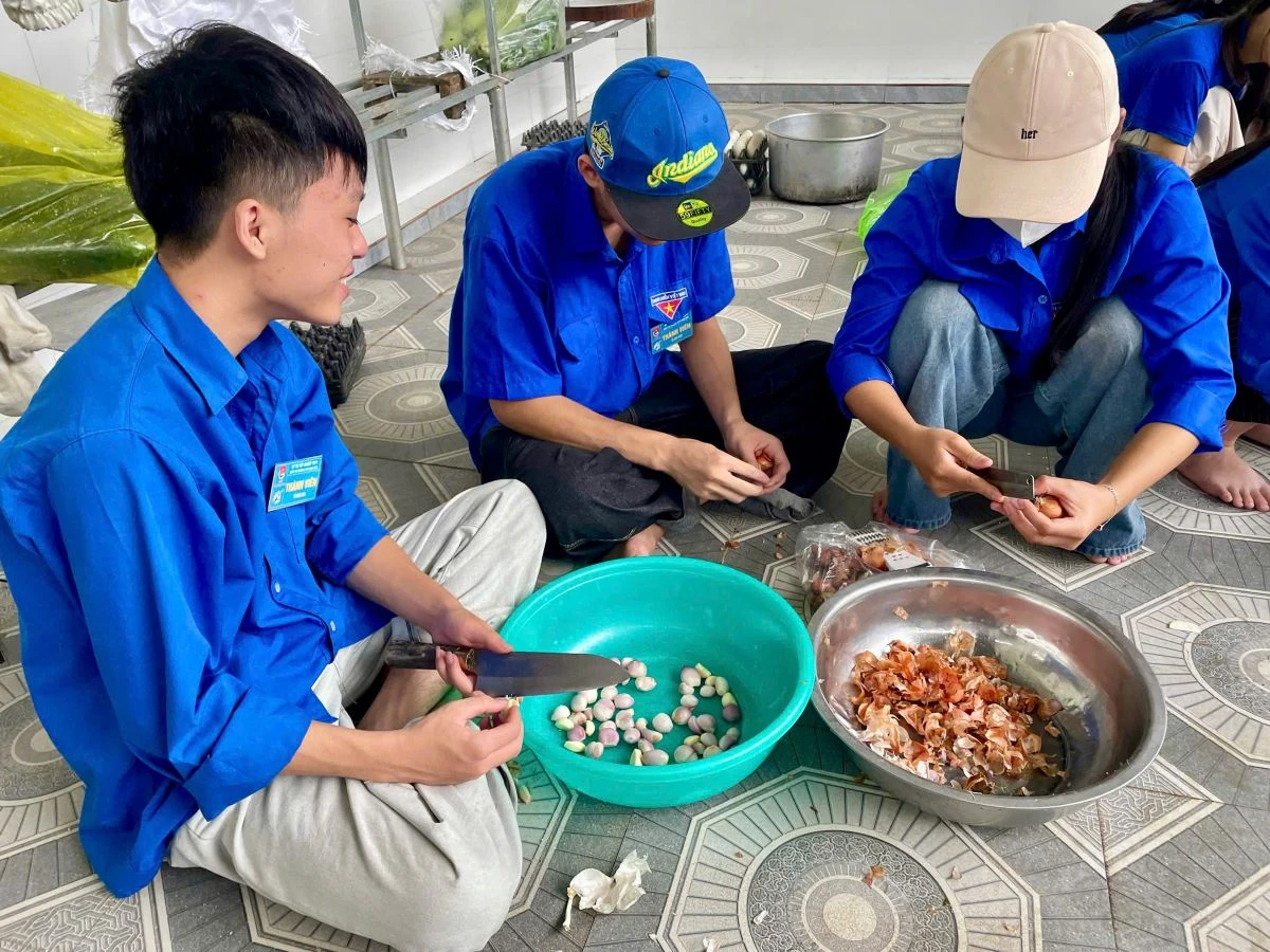 Hỗ trợ gần 1.000 suất ăn miễn phí cho thí sinh và phụ huynh