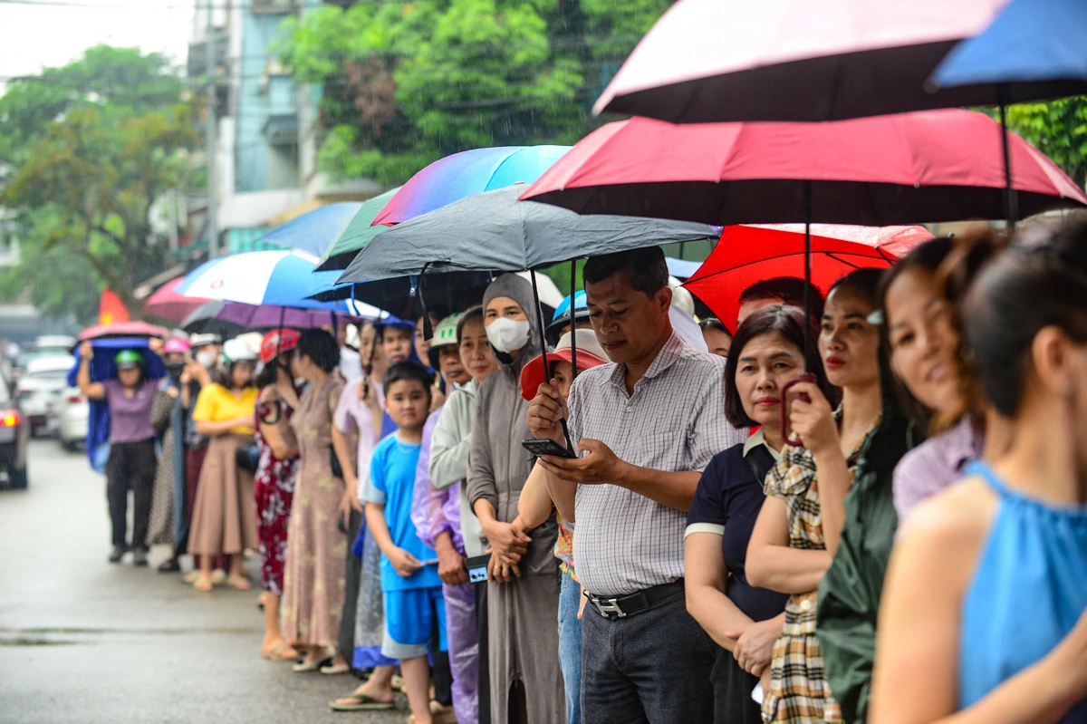 Phụ huynh Thanh Hóa đội mưa đón thí sinh hoàn thành môn Ngữ văn