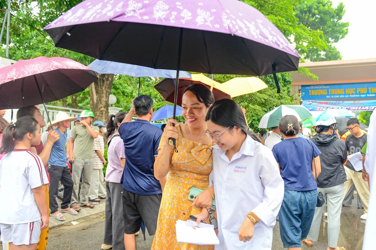 Phụ huynh Thanh Hóa đội mưa đón thí sinh hoàn thành môn Ngữ văn