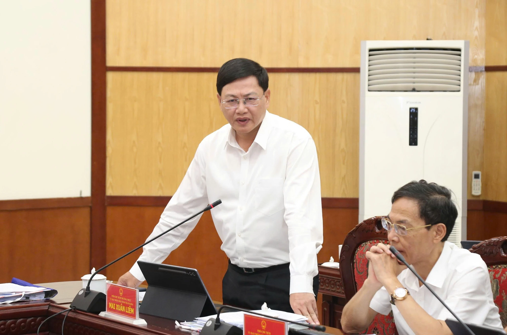Thảo luận, cho ý kiến các tờ trình, nghị quyết thuộc lĩnh vực tài chính - ngân sách và một số nội dung quan trọng khác