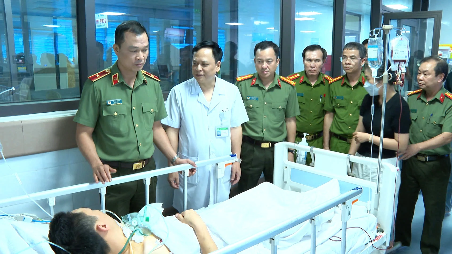 C&aacute;n bộ C&ocirc;ng an bị đ&acirc;m trọng thương khi đấu tranh với tội phạm ma t&uacute;y